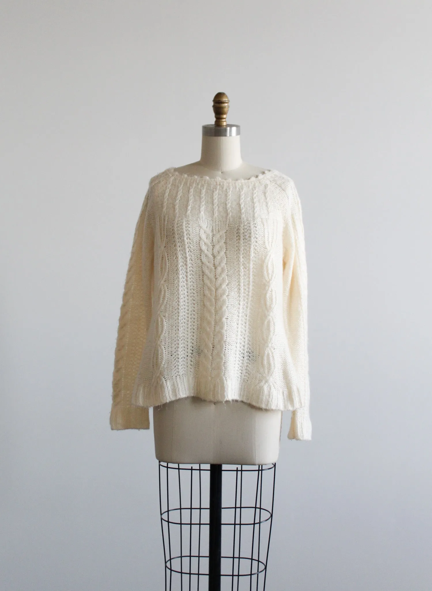 soft eggshell sweater 1919 Vintage